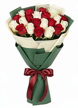 Букет Микс из красных и белых роз в Петино