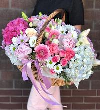 Цветочная композиция из Розы, Хризантемы, Пионы и Лизиантусы в корзине в Петино