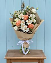 Букет цветов из:  Альстромерии, Лизиантусы, Розы и Хризантемы в Петино