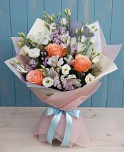 Букет цветов из:  Лизиантусы, Розы, Альстромерии и Гипсофила в Петино