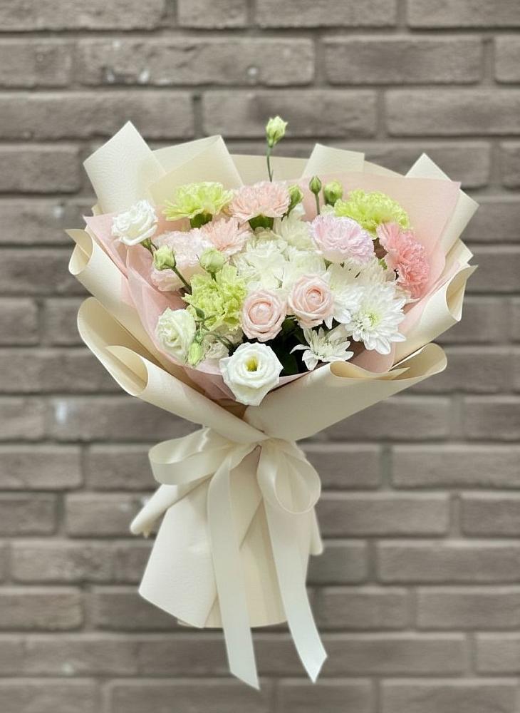 Букет цветов из: Гвоздики, Розы, Лизиантусы и Хризантемы в Петино