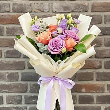 Букет цветов из:  Лизиантусы и Розы в Петино