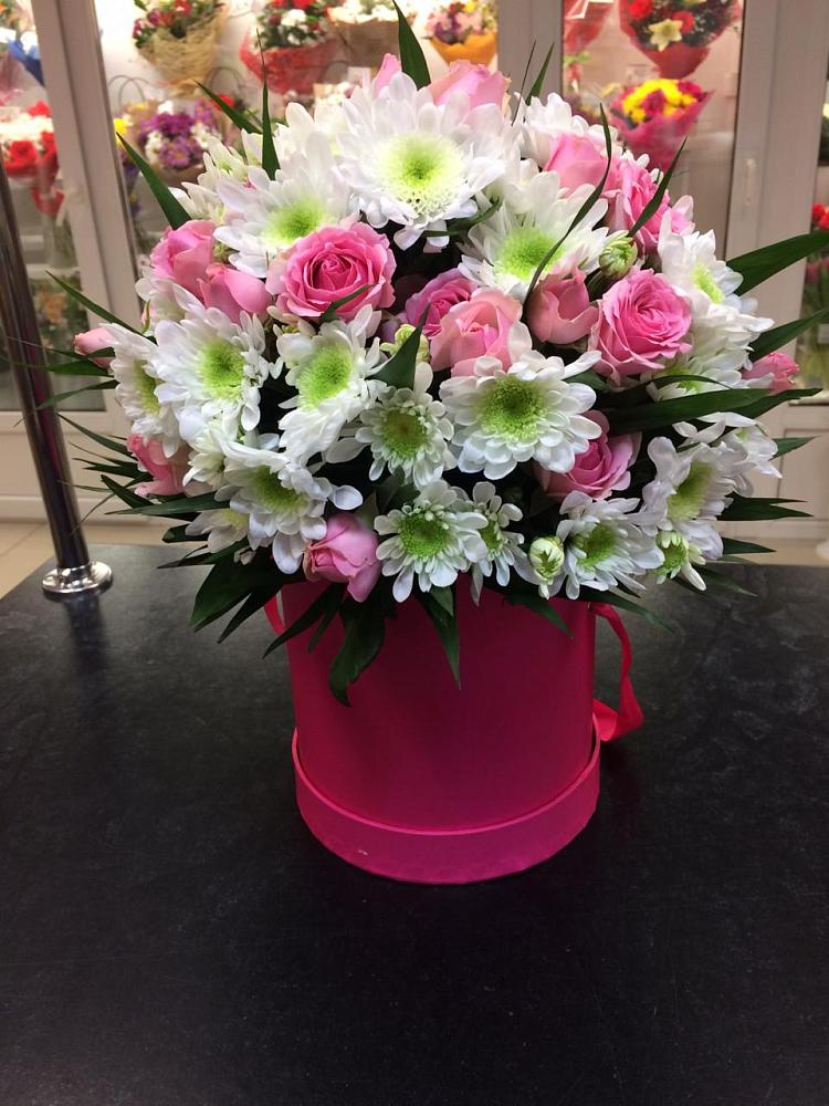 Цветочная композиция из Розы и Хризантемы в шляпной коробке в Петино