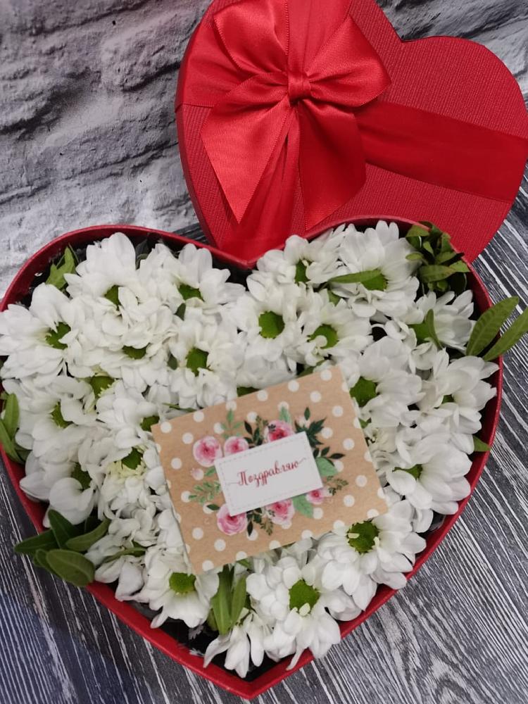 Цветочная композиция из Хризантемы в виде сердца в Петино