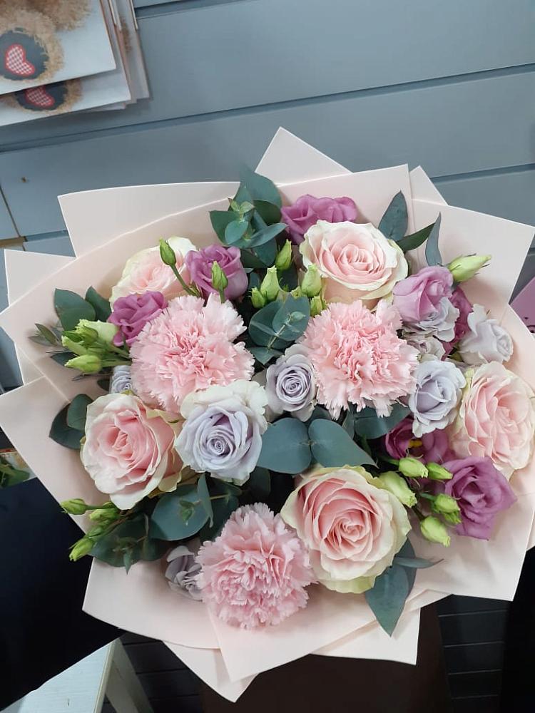 Букет цветов из: Розы, Гвоздики и Лизиантусы в Петино