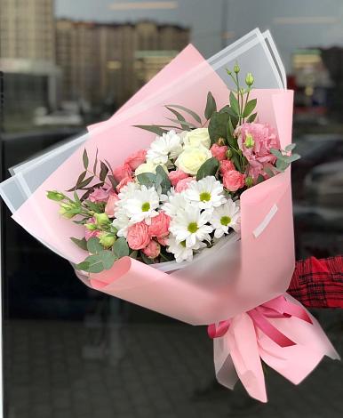 Букет цветов из: Розы, Лизиантусы и Хризантемы в Петино