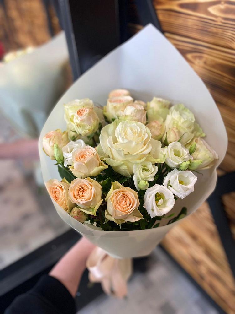 Букет цветов из: Розы и Лизиантусы в Петино